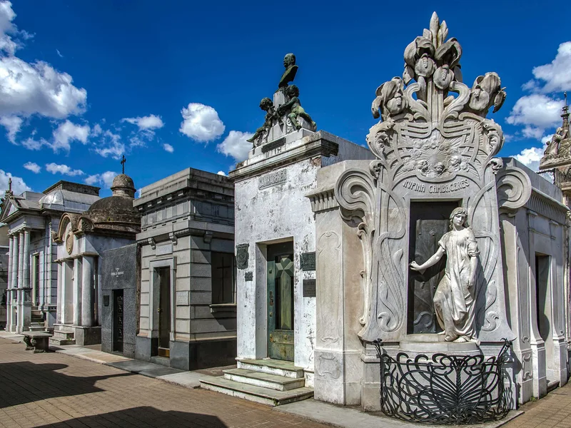 Guided walk through the lanes of Recoleta Cemetery